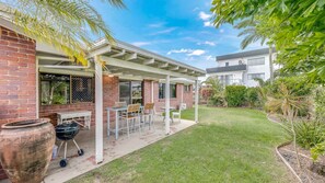 Outdoor dining - Perfect Holiday home for a family holiday (Bargara)