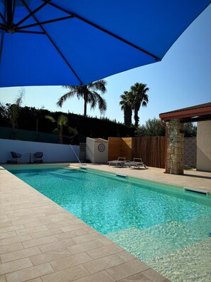 Piscine extérieure (ouverte en saison), parasols de plage