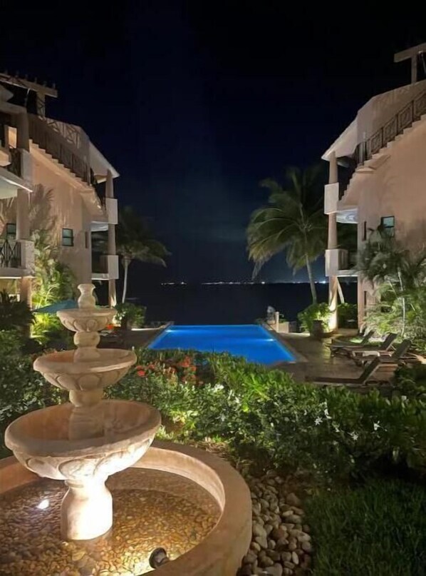 Pool - Central Location in Town on the Beach Walk to Everything Shops, Bars, Food &more (Playa del Carmen)