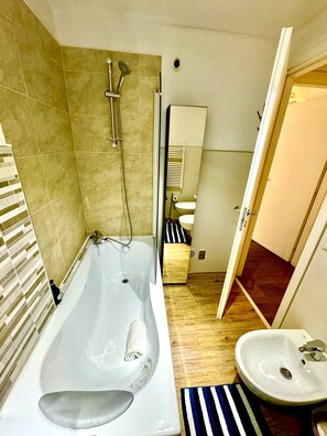 Douche, séchoir à cheveux, bidet, serviettes fournies
