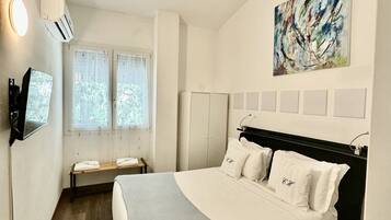 2 bedrooms, iron/ironing board, travel cot, WiFi