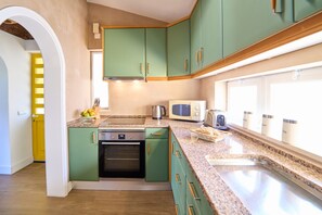 Refrigerador, microondas, horno y cafetera y tetera
