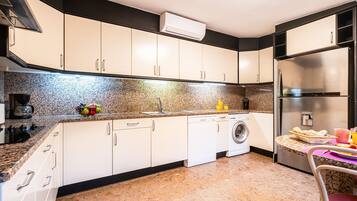 Jääkaappi, mikroaaltouuni, uuni, astianpesukone