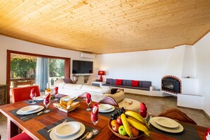 Dining - Modern Villa with Heatable Pool in Albufeira (Albufeira)