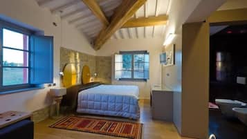 6 bedrooms, iron/ironing board, WiFi, bed sheets