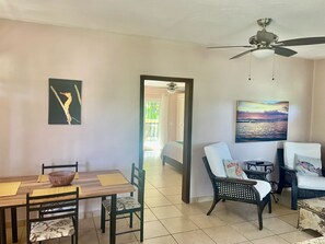 1 bedroom, in-room safe, free WiFi, bed sheets - Less than 2 minute walk to beach in half moon bay and main strip in west end (West End)