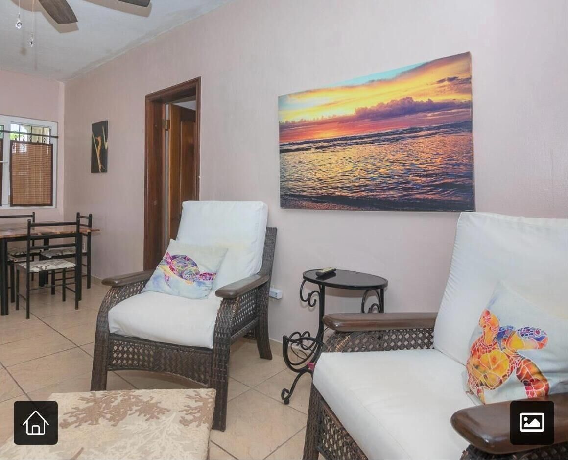 Less Than 2 Minute Walk To Beach In Half Moon Bay And Main Strip In West End - Roatán