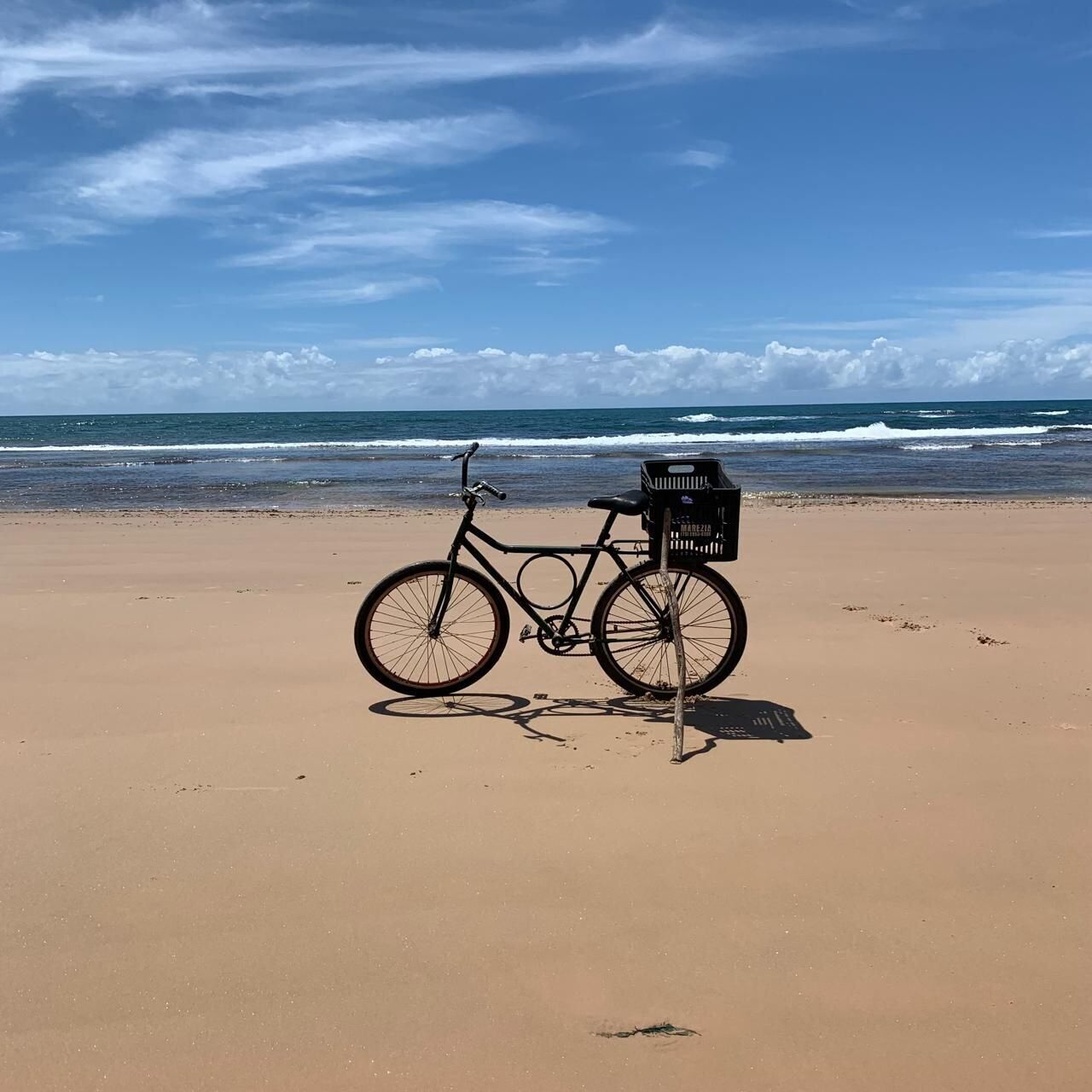 På stranden, solsenger, parasoller og strandhåndklær