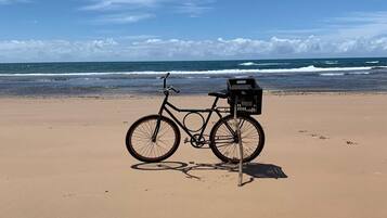 På stranden, solsenger, parasoller og strandhåndklær