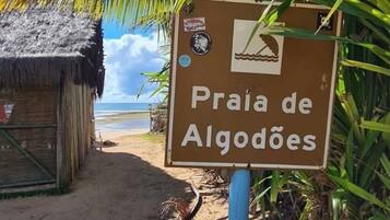 Am Strand, Liegestühle, Sonnenschirme, Strandtücher