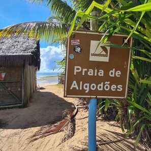 บนชายหาด, เก้าอี้อาบแดด, ร่มชายหาด, ผ้าเช็ดตัวชายหาด