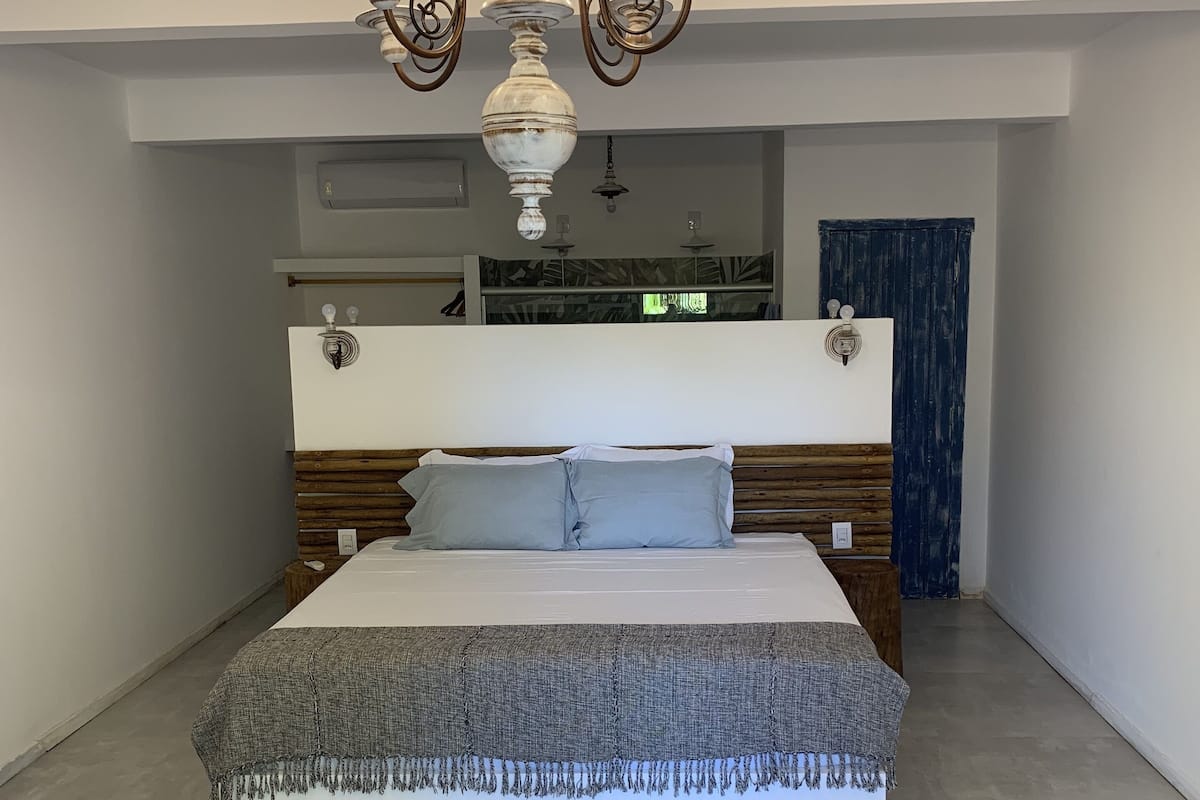 Phòng Suite Superior, ban công, quang cảnh một góc biển | 1 phòng ngủ, bộ đồ giường cao cấp, minibar, trang trí khác biệt