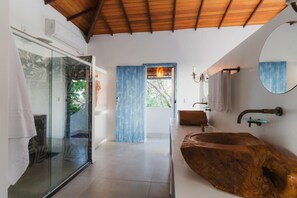 Deluxe Suite | Bathroom | Shower, rainfall showerhead, bidet, towels