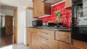 Dishwasher, electric kettle, toaster, cookware/dishes/utensils