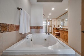Shower, jetted tub, eco-friendly toiletries, hair dryer - Beachfront, Premium Ocean View, 5 Star (Cabo San Lucas)