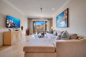 Een smart-tv, een tafeltennistafel en een muziekbibliotheek