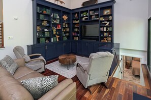 Smart-TV, Kamin, Videospiele, Tischtennisplatte