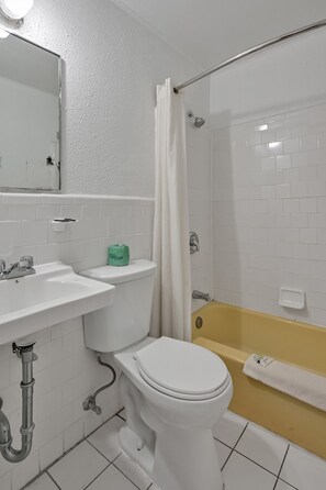 Quarto casal ou duplo família, 2 camas Queen | Banheiro | Produtos de toalete grátis 