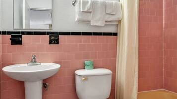 Un baño con lavabo, inodoro y bañera.