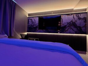 Comfort Room | Desk, soundproofing, iron/ironing board, free WiFi - Umbrella Hotel (Bronx)
