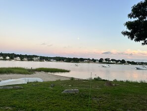 Sèche-cheveux, serviettes fournies, savon, papier toilette