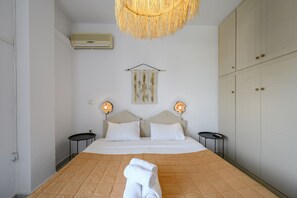 Tabla de planchar con plancha, wifi gratis y ropa de cama 