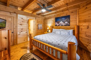 4 soverom, skrivebord, strykejern/-brett og reiseseng for barn