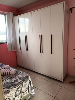 2 slaapkamers, een strijkplank/strijkijzer, beddengoed