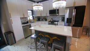 Cookware/dishes/utensils - Lux Stay near Patterson Park, John Hopkins, & Stadiums! Family & Pet-Friendly. (Baltimore)