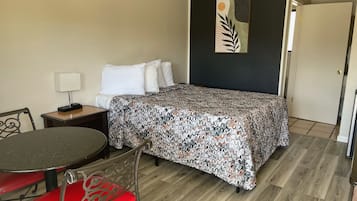 Escritorio, espacio para trabajar con laptop y wifi gratis