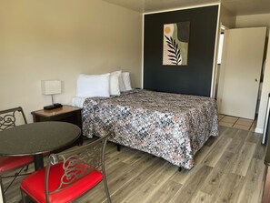 Eenvoudige eenpersoonskamer | Een bureau, een laptopwerkplek, gratis wifi, beddengoed