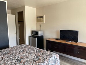 Eenvoudige eenpersoonskamer | Een bureau, een laptopwerkplek, gratis wifi, beddengoed