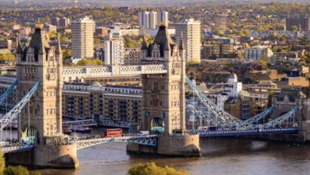Un grand bâtiment historique doté de nombreuses tours et d’un pont.