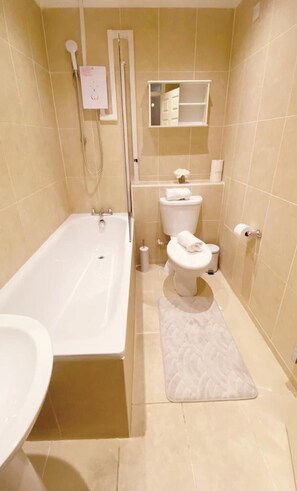 Studio | Bathroom | Shower, towels