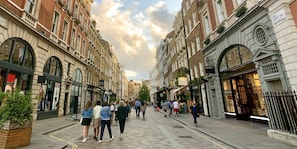 A street lined with historic buildings, some with shops on the ground floor. - London Chelsea, 3 People Apartment, Best Location (London)