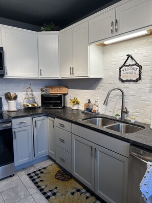 Kochgeschirr/Geschirr/Besteck, Gewürze, Küchenrolle