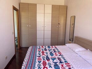 1 bedroom, iron/ironing board, travel cot, free WiFi