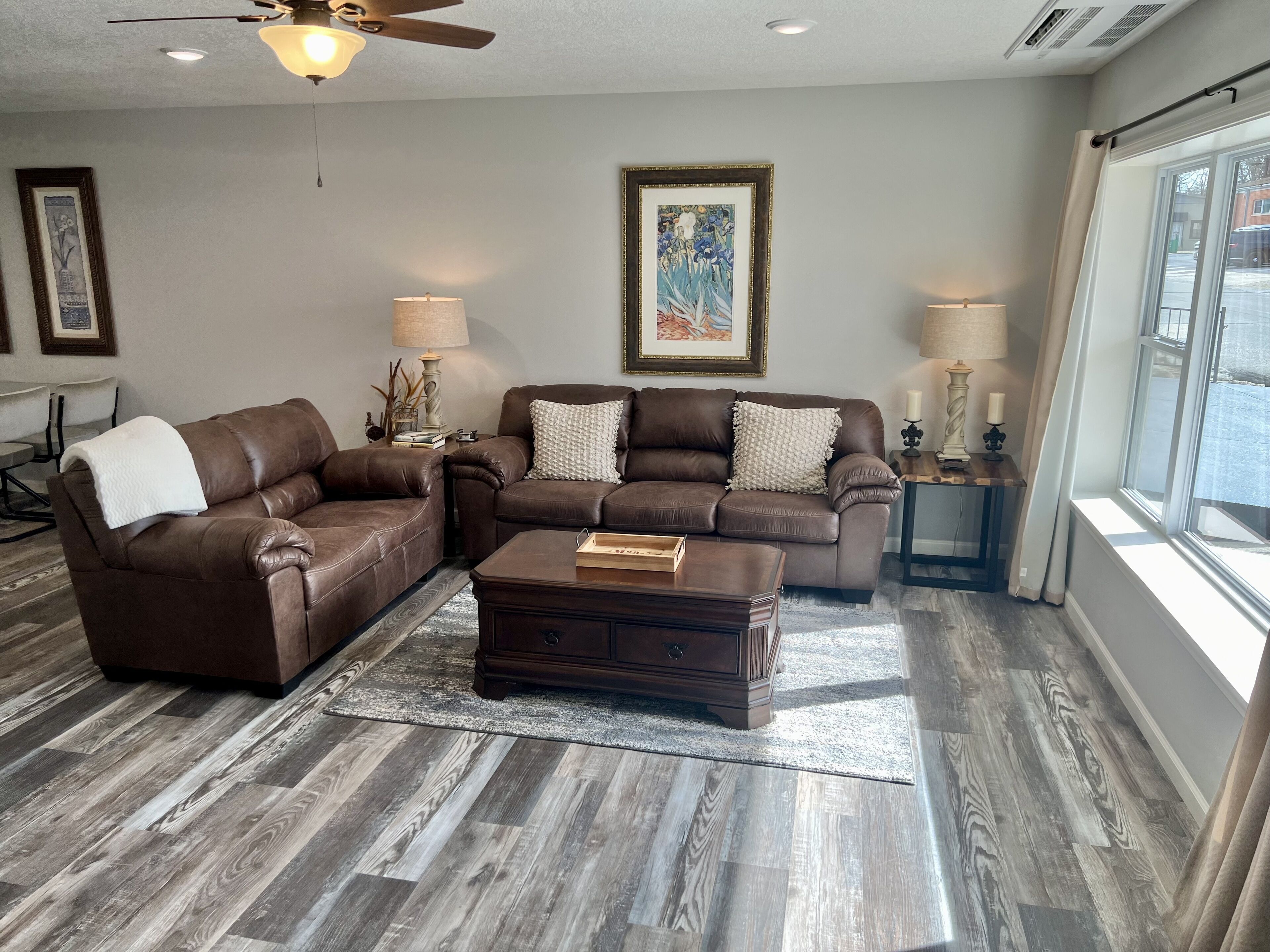 Newly remodeled 1bed 1bath w/ full kitchen, walking distance to the town square.