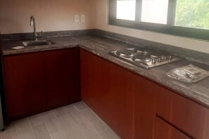 Réfrigérateur, four à micro-ondes, surface de cuisson, cafetière-théière