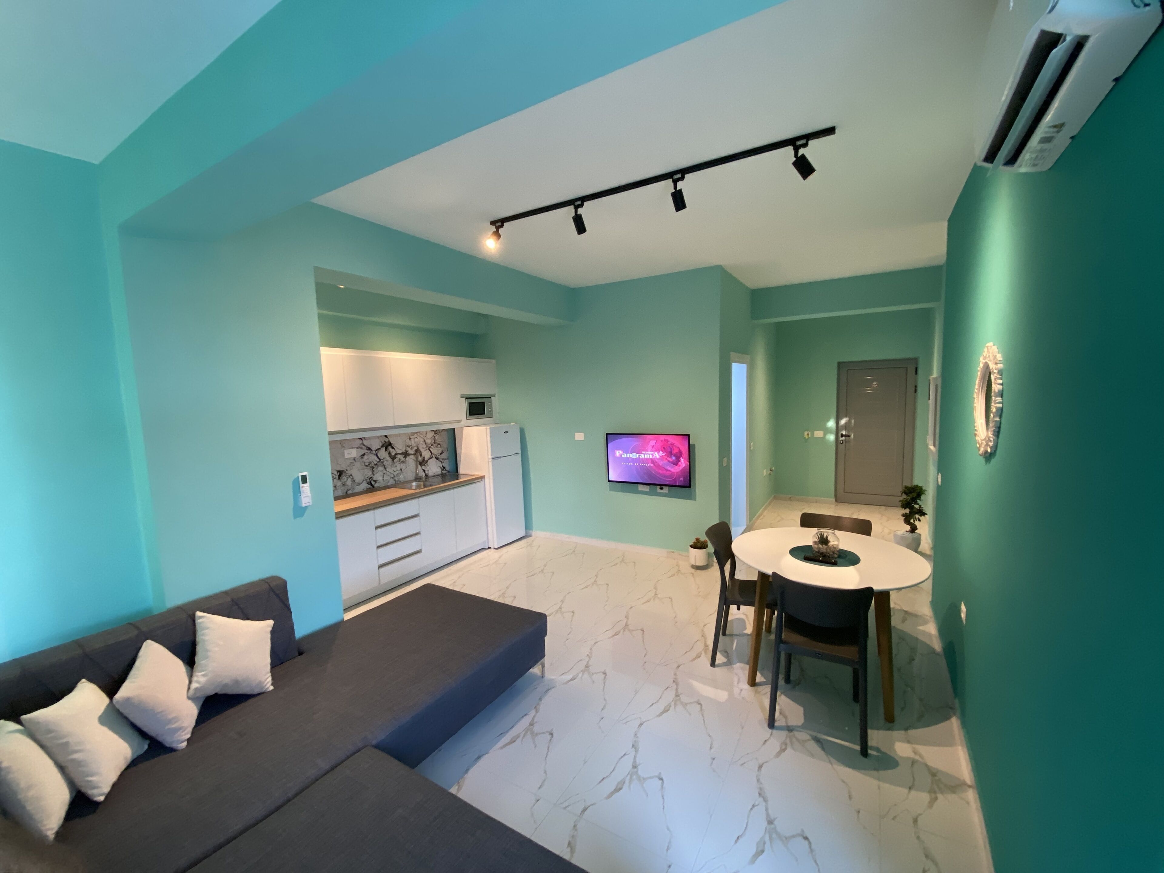 Apartamento de lujo, 2 habitaciones | Zona de estar | Televisión de 42 pulgadas con canales por cable, Netflix