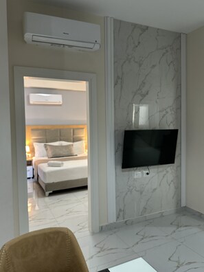 Apartamento Deluxe | Zona de estar | Televisión de 42 pulgadas con canales por cable, Netflix