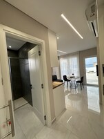 Suite de luna de miel, vistas parciales al mar | Cocina privada | Frigorífico, microondas, horno y placa de cocina