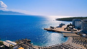 Private beach nearby, beach shuttle, 7 beach bars