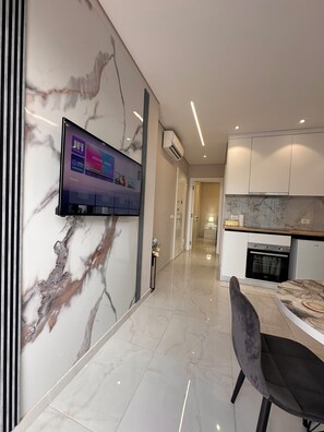 Honeymoon Suite, Partial Sea View | Living area | 42-inch TV with cable channels, Netflix, streaming services - Dream Apartments Saranda (Sarandë)
