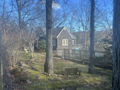 July-Oct:  3 bm charming Waterfront Artist Cottage for Rent In North Fork, NY 
