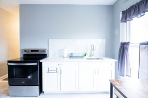 Apartamento Deluxe | Cocina privada | Frigorífico grande, microondas, horno y placa de cocina