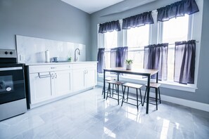 Appartement Deluxe | Cuisine privée | Réfrigérateur grande capacité avec congélateur, four à micro-ondes