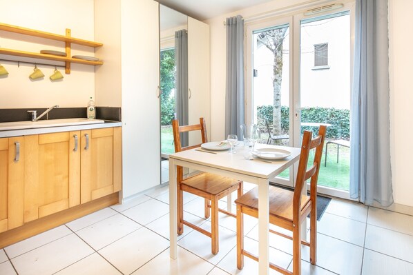 Réfrigérateur, micro-ondes, cafetière/bouilloire