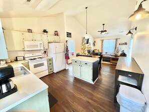 Fridge, microwave, oven, stovetop - Cozy Cottage (Pigeon Forge)