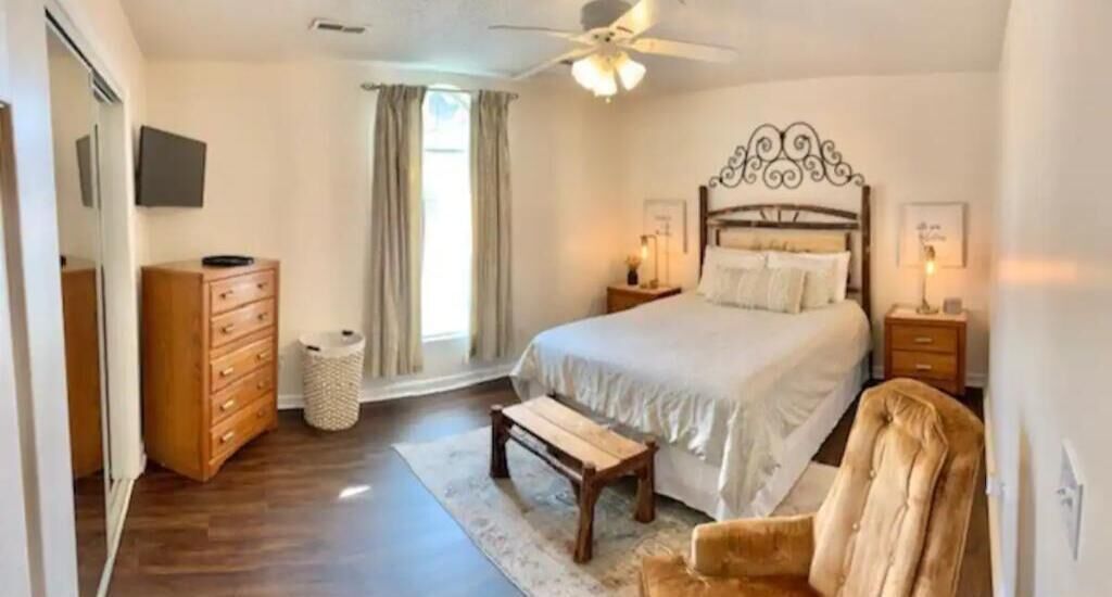 2 habitaciones, escritorio y tabla de planchar con plancha 